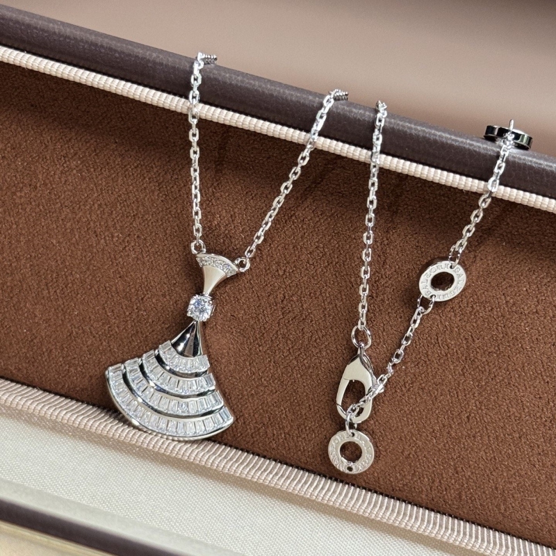 Bv1g*ai necklaces